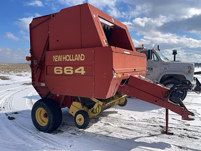 Image of New Holland 664 equipment image 3
