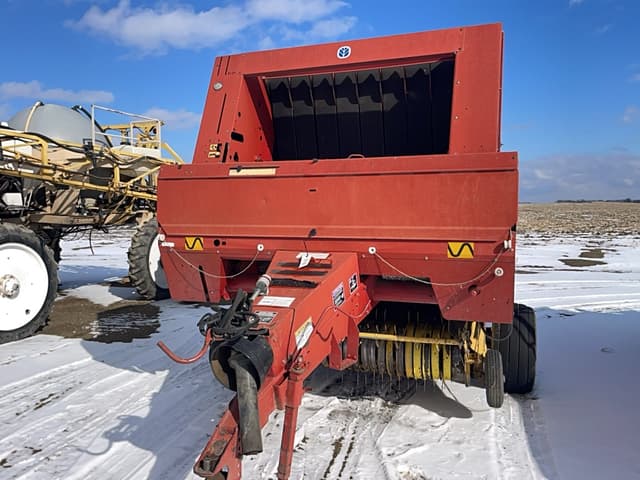 Image of New Holland 664 equipment image 1