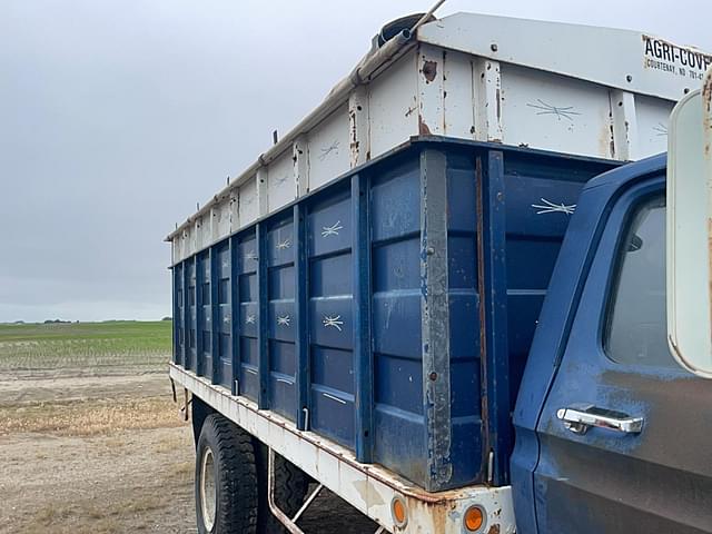Image of Ford F-750 equipment image 4