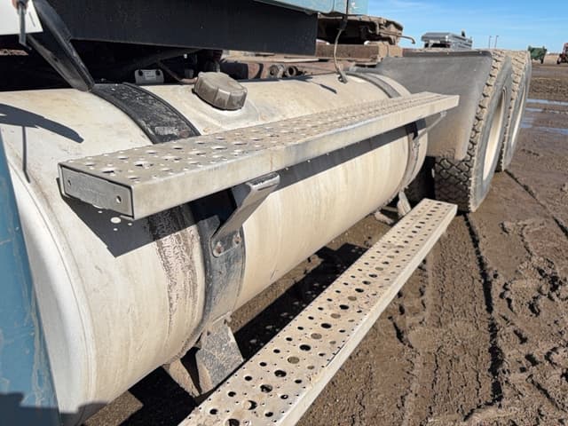 Image of Freightliner Columbia equipment image 4