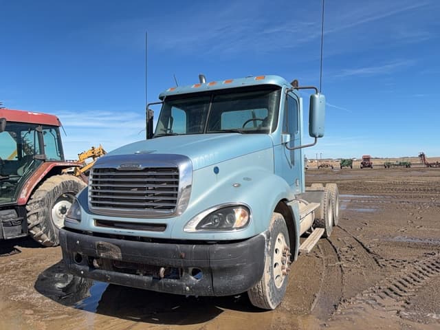 Image of Freightliner Columbia equipment image 3