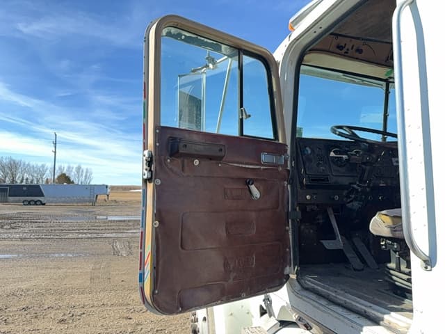 Image of International 9300 equipment image 3