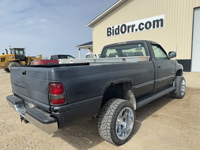 Image of Dodge Ram 2500 equipment image 3