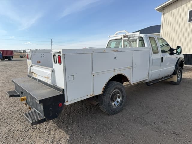 Image of Ford F-350 equipment image 2
