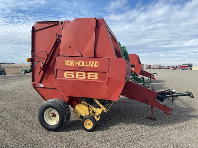 Image of New Holland 688 equipment image 4
