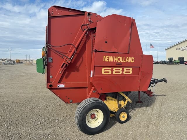Image of New Holland 688 equipment image 3