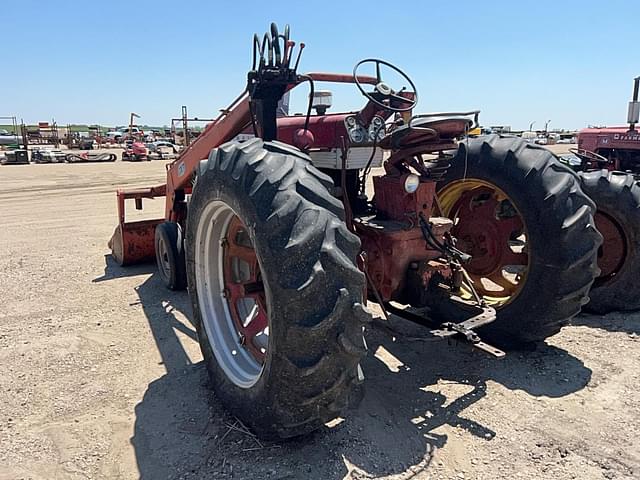 Image of International Harvester 560 equipment image 1