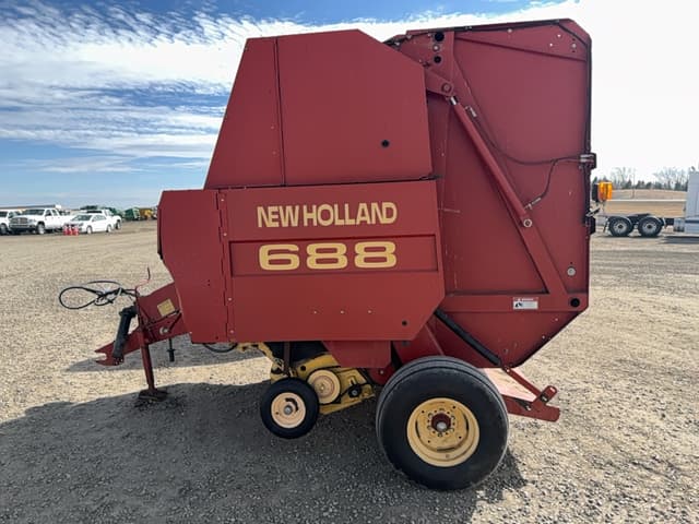Image of New Holland 688 equipment image 3