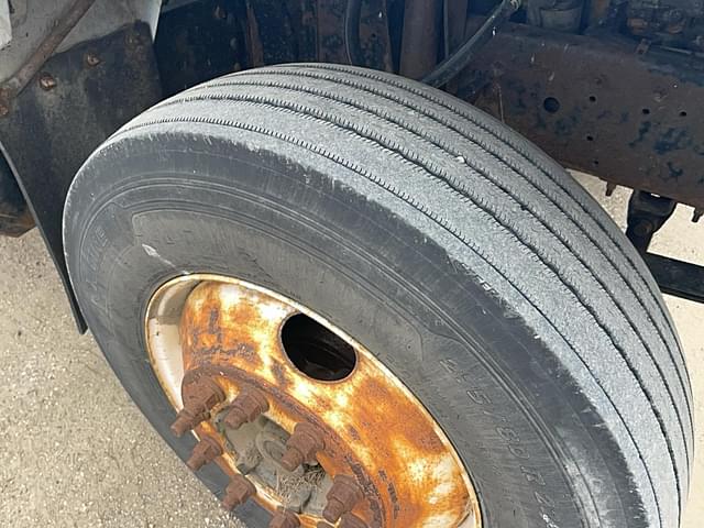 Image of Chevrolet 6500 equipment image 4