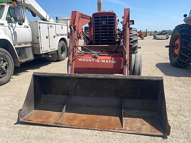 Image of International Harvester 826 equipment image 1