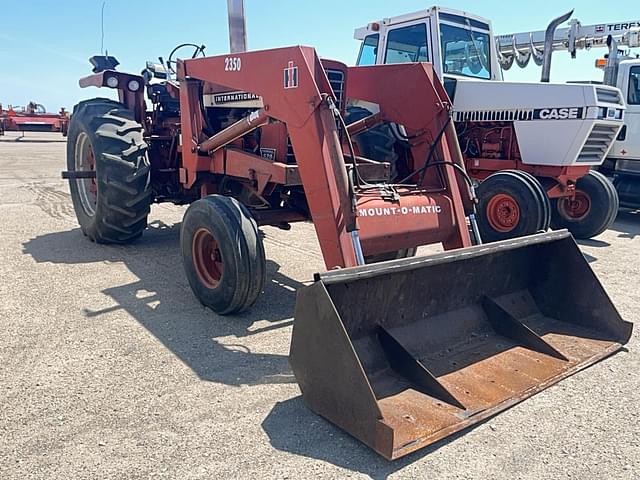 Image of International Harvester 826 equipment image 2
