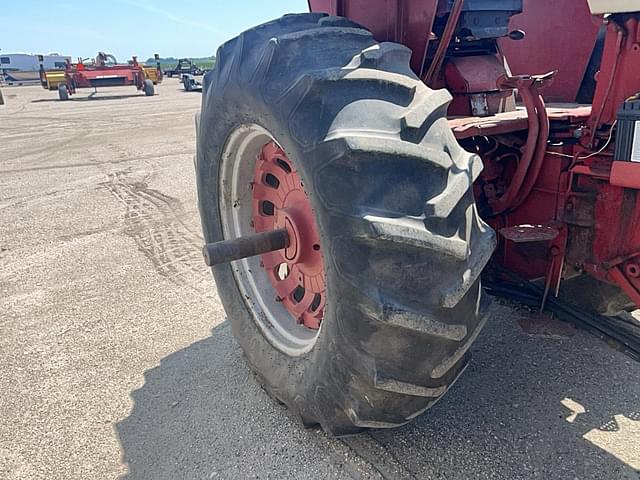 Image of International Harvester 826 equipment image 4