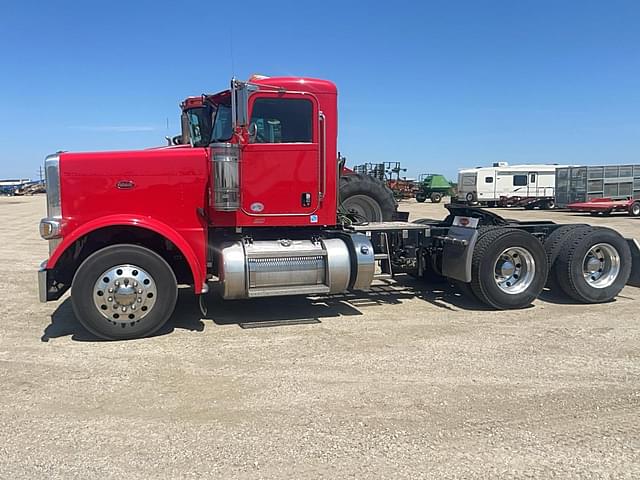 Image of Peterbilt 388 equipment image 1