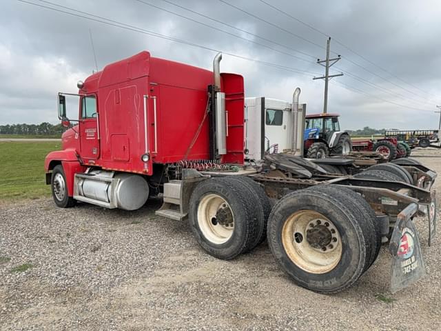 Image of Freightliner FLD120 equipment image 2