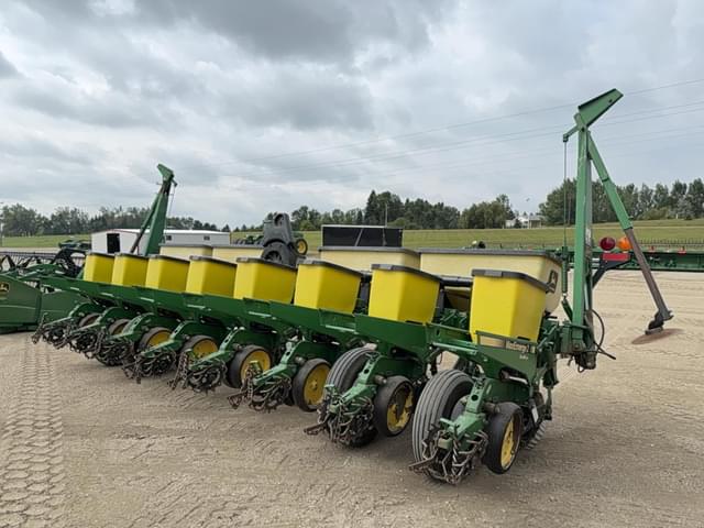 Image of John Deere 7200 equipment image 2