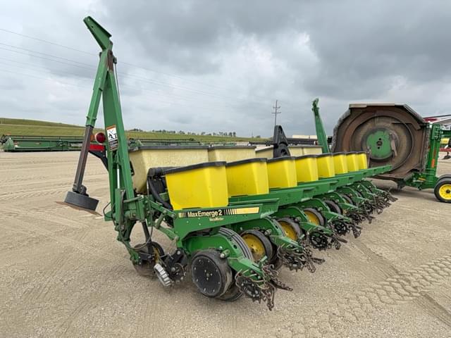 Image of John Deere 7200 equipment image 1