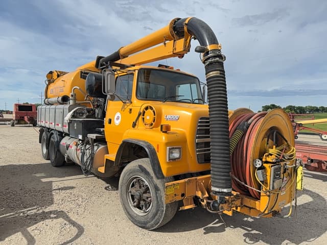 Image of Ford L8000 equipment image 4