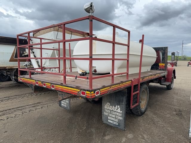 Image of International Loadstar 1600 equipment image 3