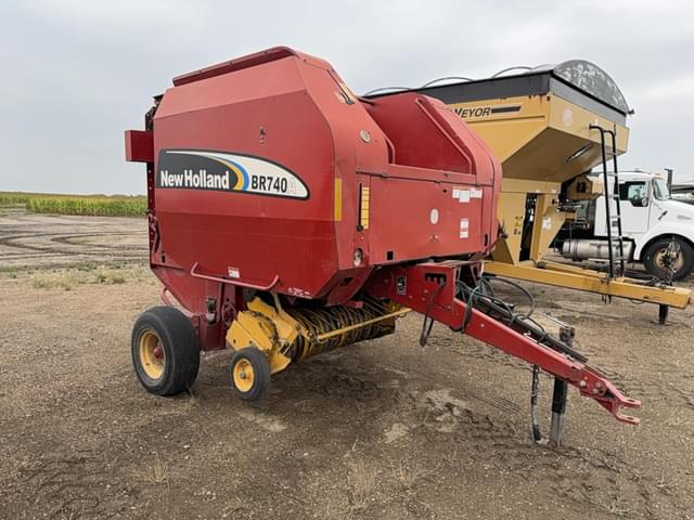 Image of New Holland BR740 equipment image 4