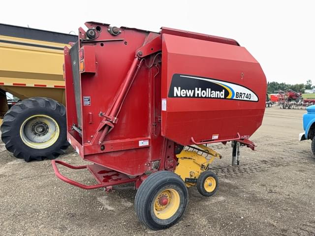 Image of New Holland BR740 equipment image 3