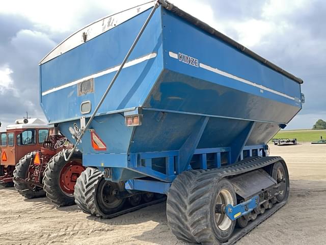 Image of Kinze 1040 equipment image 2