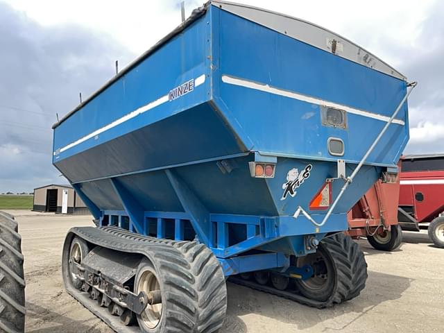 Image of Kinze 1040 equipment image 1