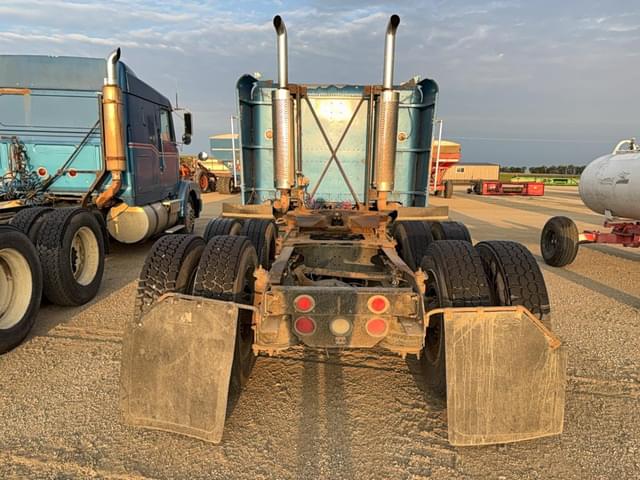 Image of Freightliner FLD120 equipment image 2