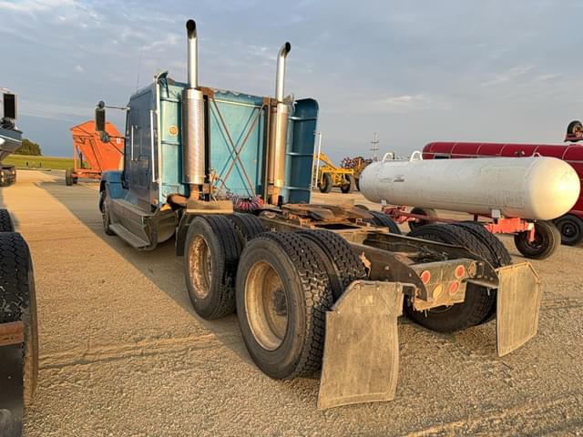 Image of Freightliner FLD120 equipment image 3