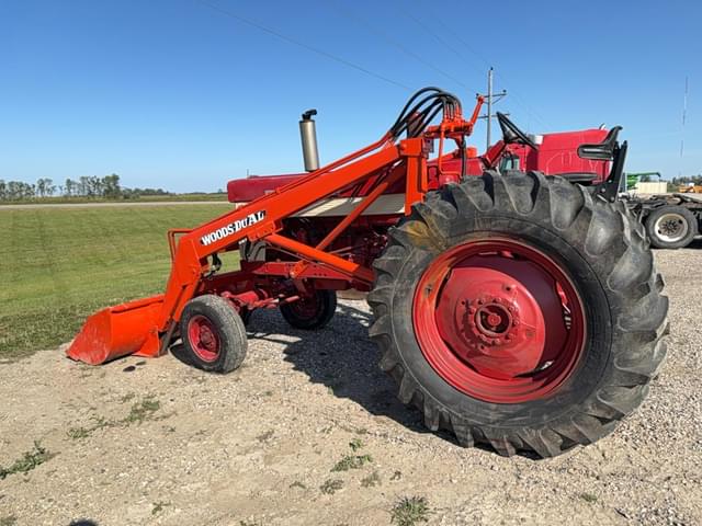 Image of International Harvester 560 equipment image 1