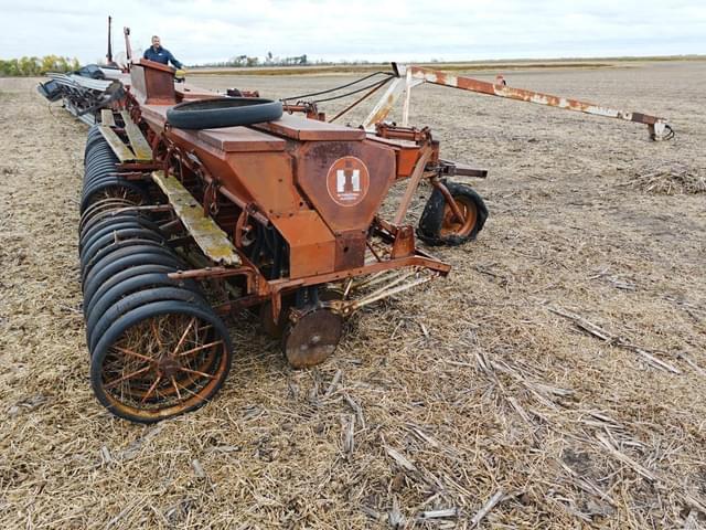 Image of International Harvester 100 equipment image 2