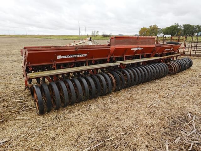 Image of International Harvester 100 equipment image 3