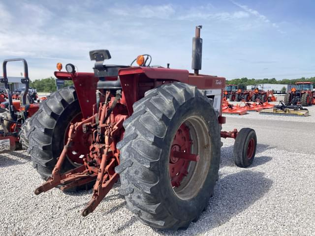 Image of International Harvester 1066 equipment image 2