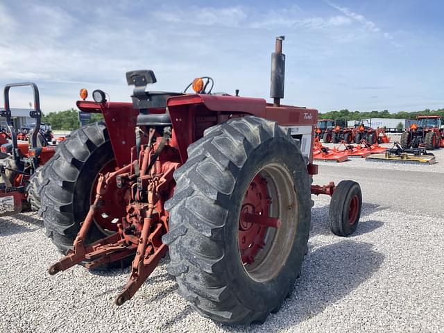 Image of International Harvester 1066 equipment image 2