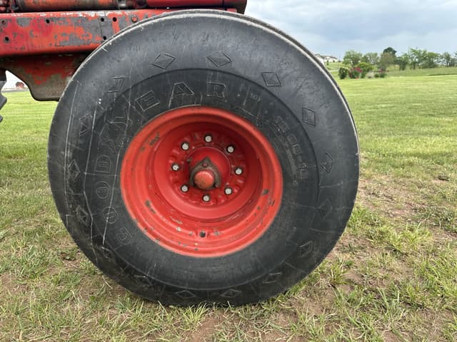 Image of International Harvester 1066 equipment image 3