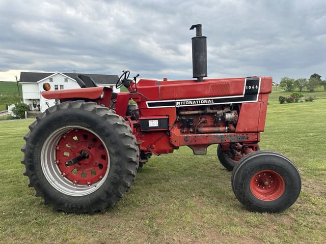 Image of International Harvester 1066 equipment image 2