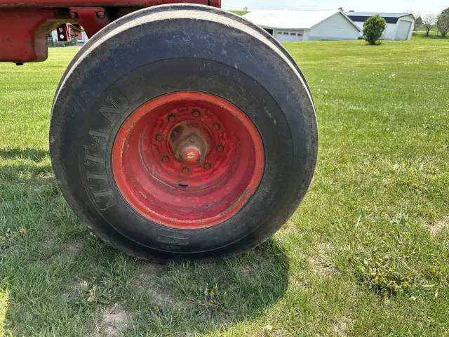 Image of International Harvester 1066 equipment image 3