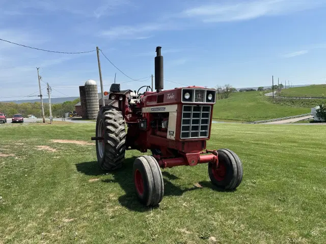 Image of International Harvester 1066 equipment image 1