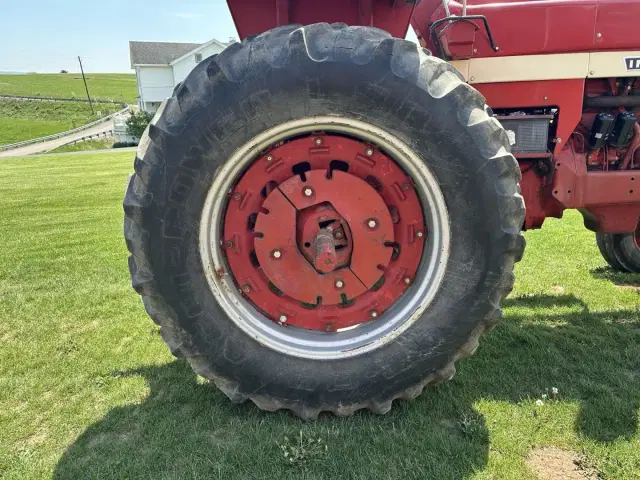 Image of International Harvester 1066 equipment image 4