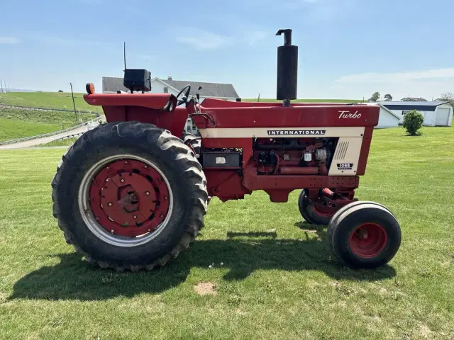 Image of International Harvester 1066 equipment image 2