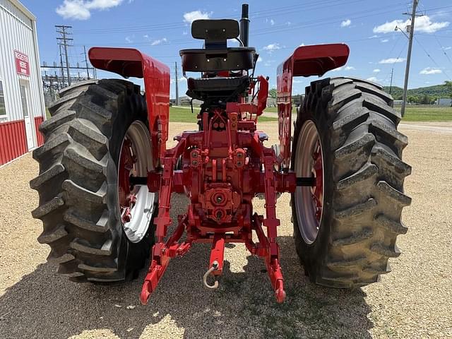 Image of International Harvester 1066 equipment image 2