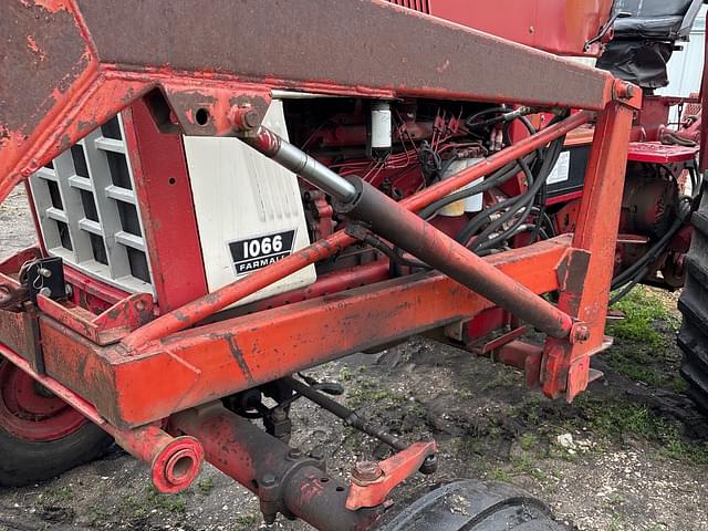 Image of International Harvester 1066 equipment image 1