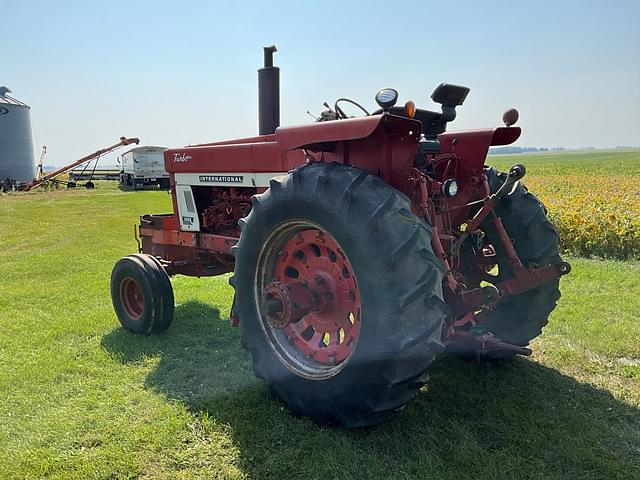 Image of International Harvester 1066 equipment image 3