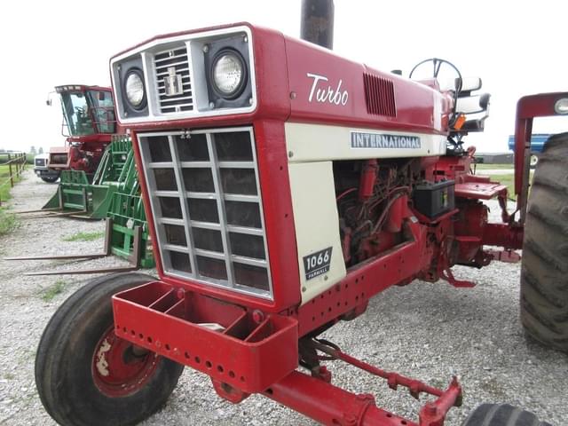 Image of International Harvester 1066 equipment image 1