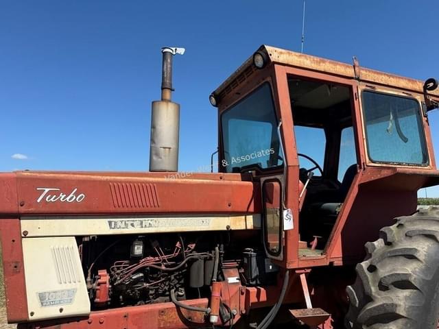 Image of International Harvester 1066 equipment image 2