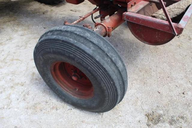 Thumbnail image International Harvester 1066 5