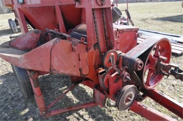 Image of International Harvester 1150 equipment image 4