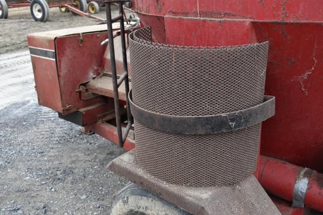 Image of International Harvester 1250 equipment image 2