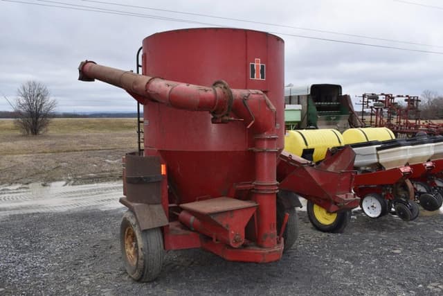 Image of International Harvester 1250 equipment image 3