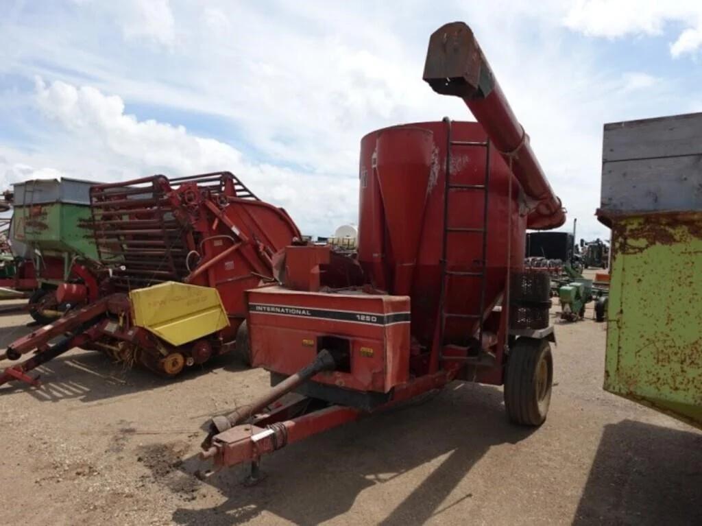 Image of International Harvester 1250 Primary image