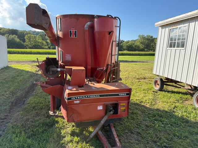 Image of International Harvester 1250 equipment image 2
